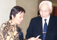 4.伊彩虹院长与卫生部部长钱信忠合影_编辑.jpg