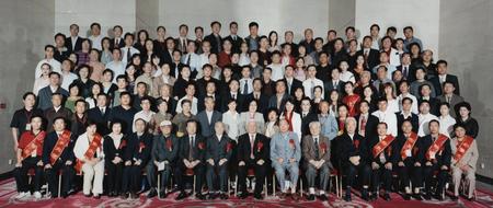院长伊彩虹在北京大会堂参加中国小康发展2005项目投资大会合影照片.jpg