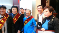 14.伊彩虹院长和全国著名劳动模范魏凤英、李素文在一起(1)_编辑.jpg