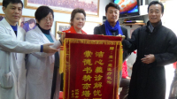 徒步走高岩会长给院长送锦旗_编辑.jpg